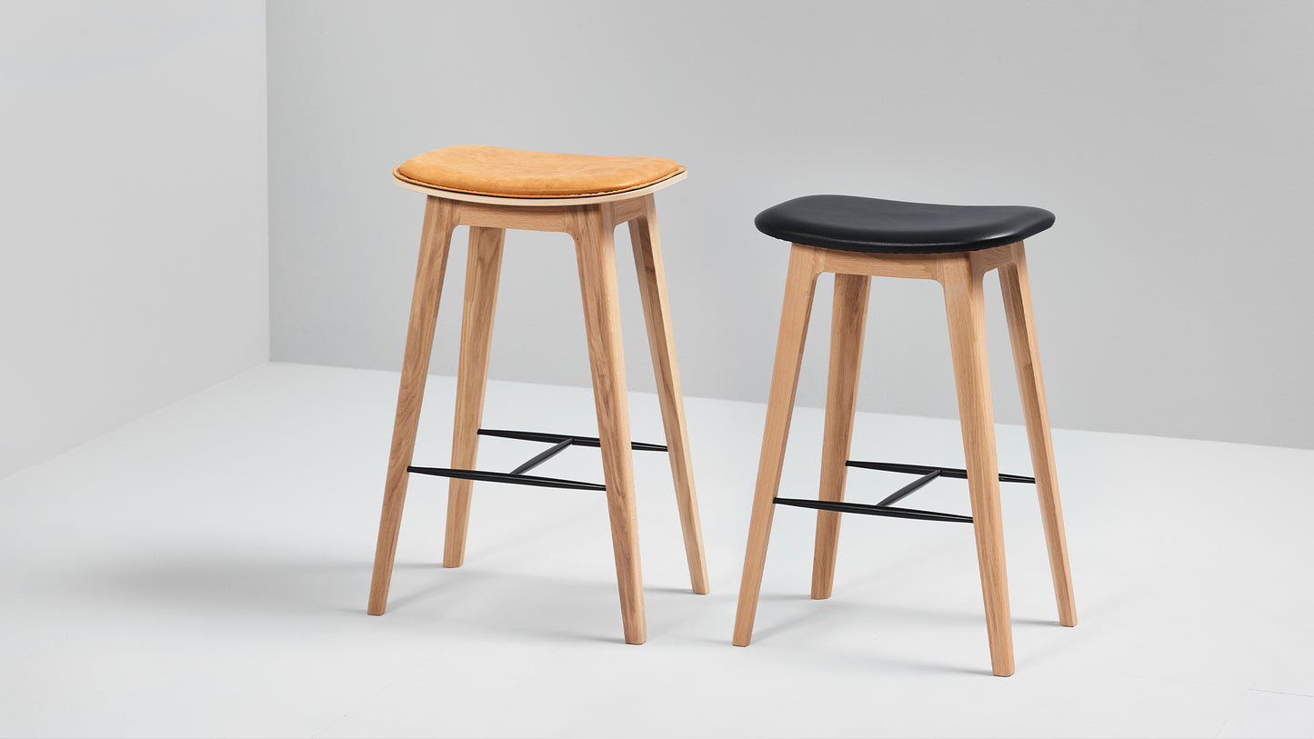 Nordic Bar Stool - Oak - Bar stool with a leather seat and solid oak legs