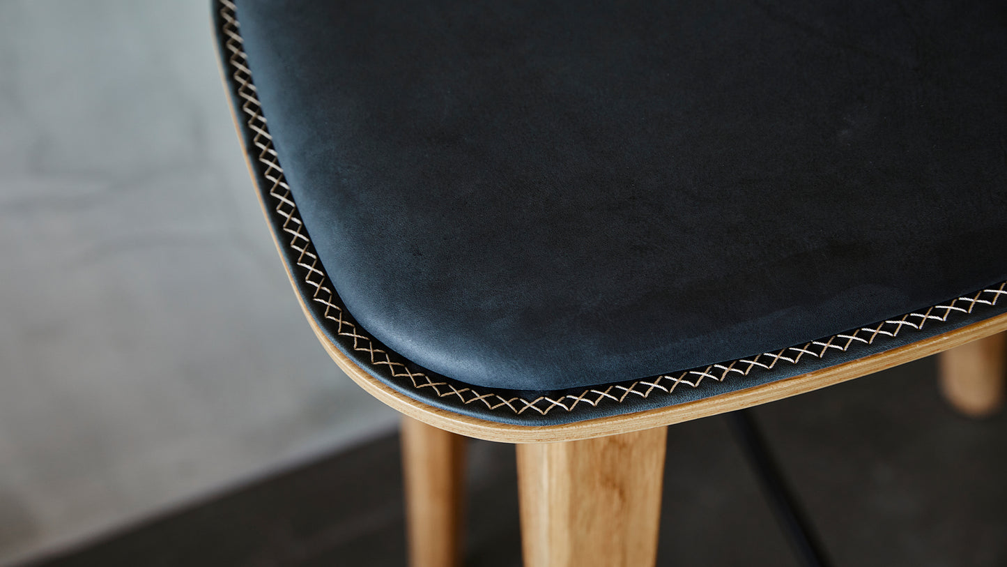 Nordic Bar Stool - Oak - Bar stool with a leather seat and solid oak legs