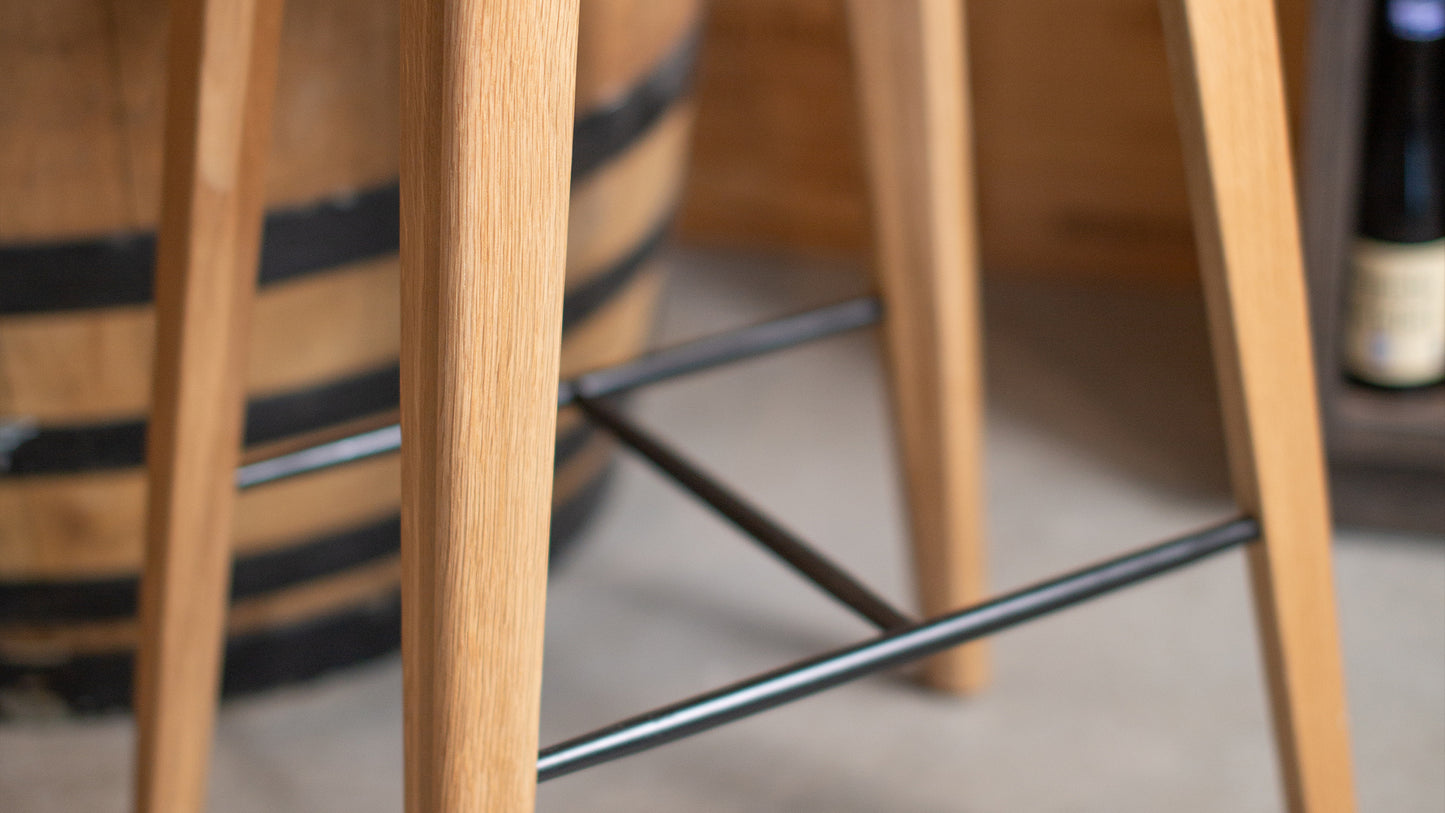 Nordic Bar Stool - Oak - Bar stool with a leather seat and solid oak legs