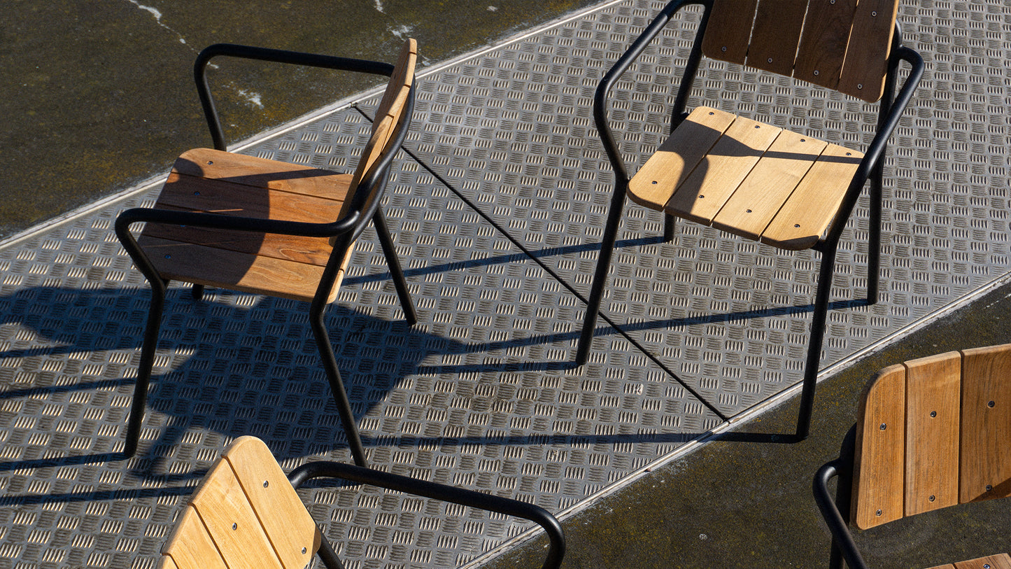 Kirra Patio Chair - Stackable patio chair in teak and powder-coated aluminum