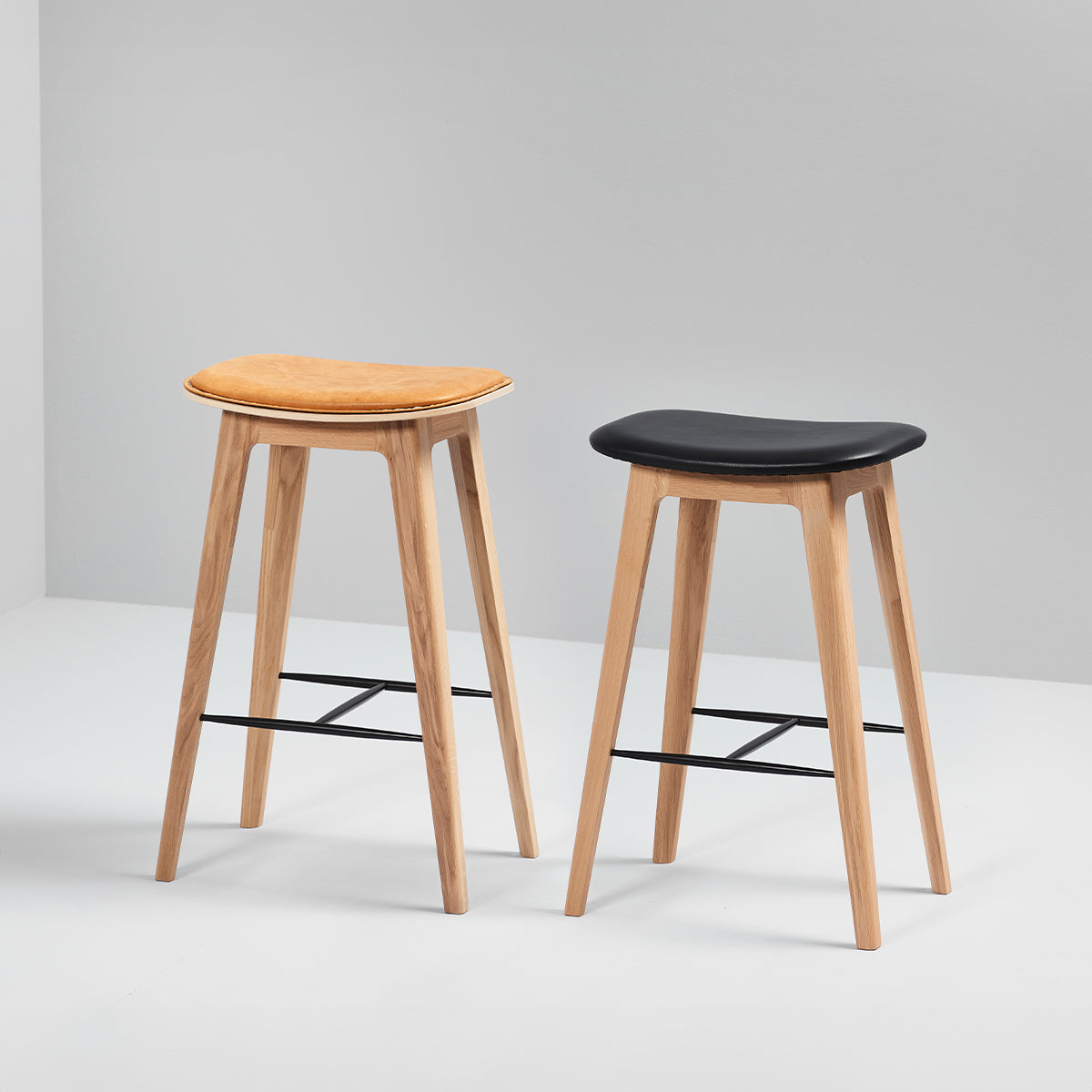 Nordic Bar Stool - Oak - Bar stool with a leather seat and solid oak legs
