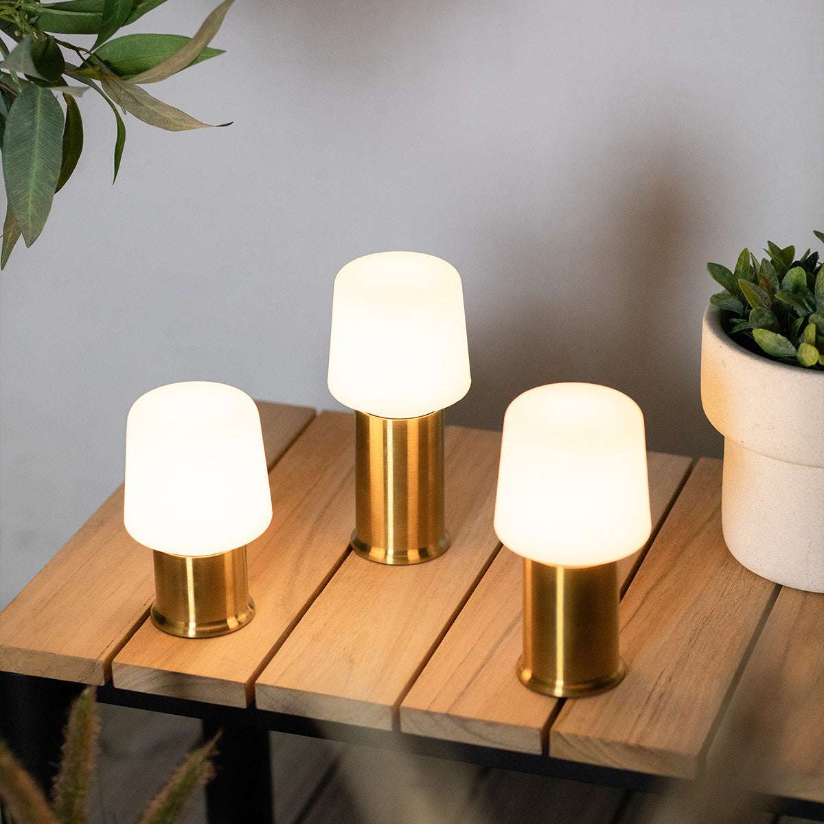 Brass Ambience Lamp Intelligent+ with London base in mixed sizes on a white background.