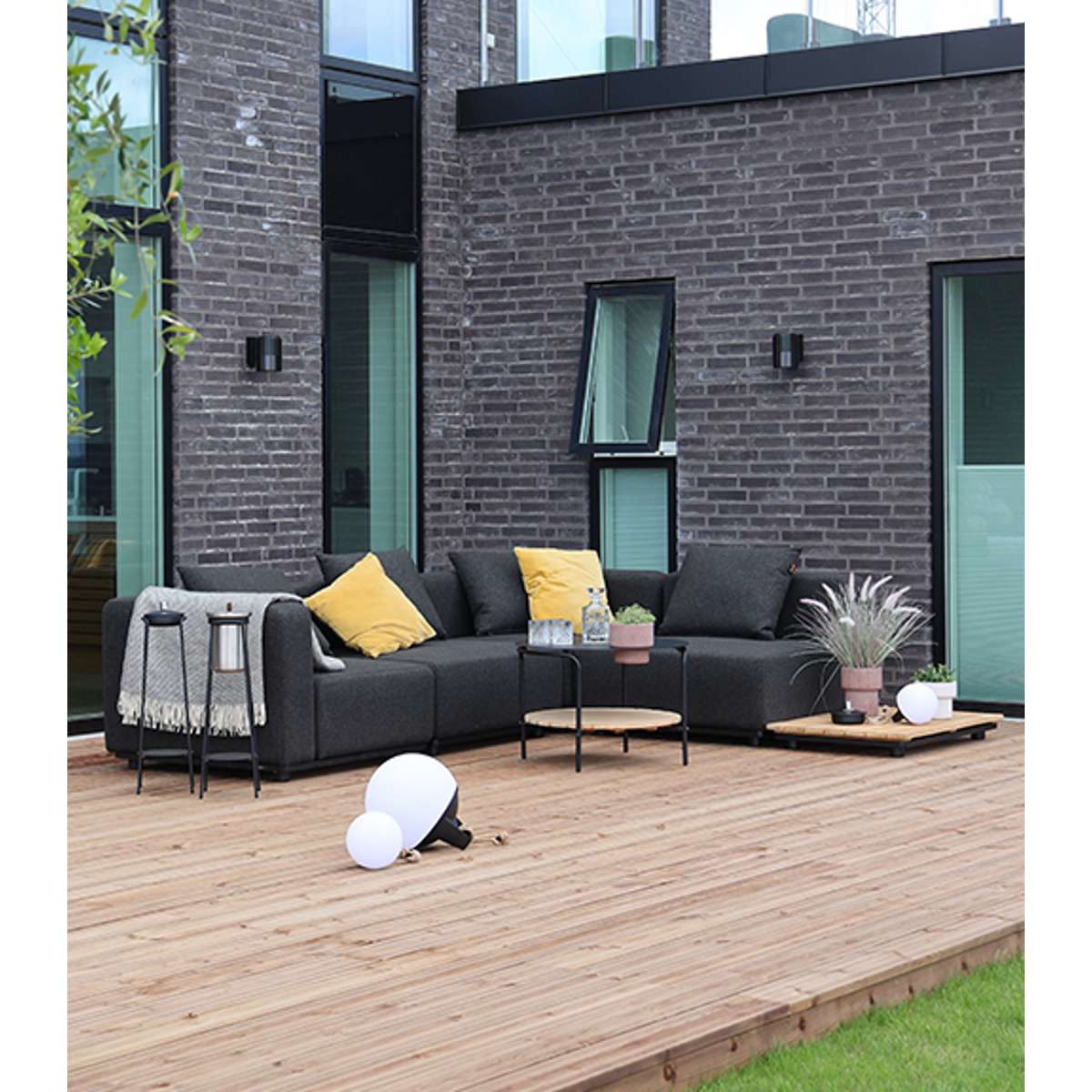 Cobana Lounge Sofa 4-seater corner outdoor sofa in black with no armrest and clean Scandinavian design