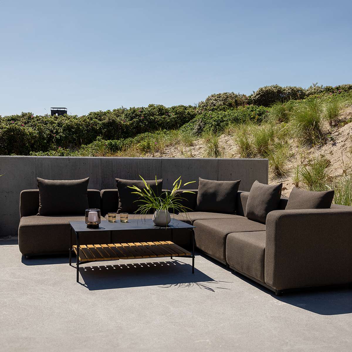 Cobana Lounge Sofa 4-seater corner outdoor sofa in black with clean Scandinavian design and cushions