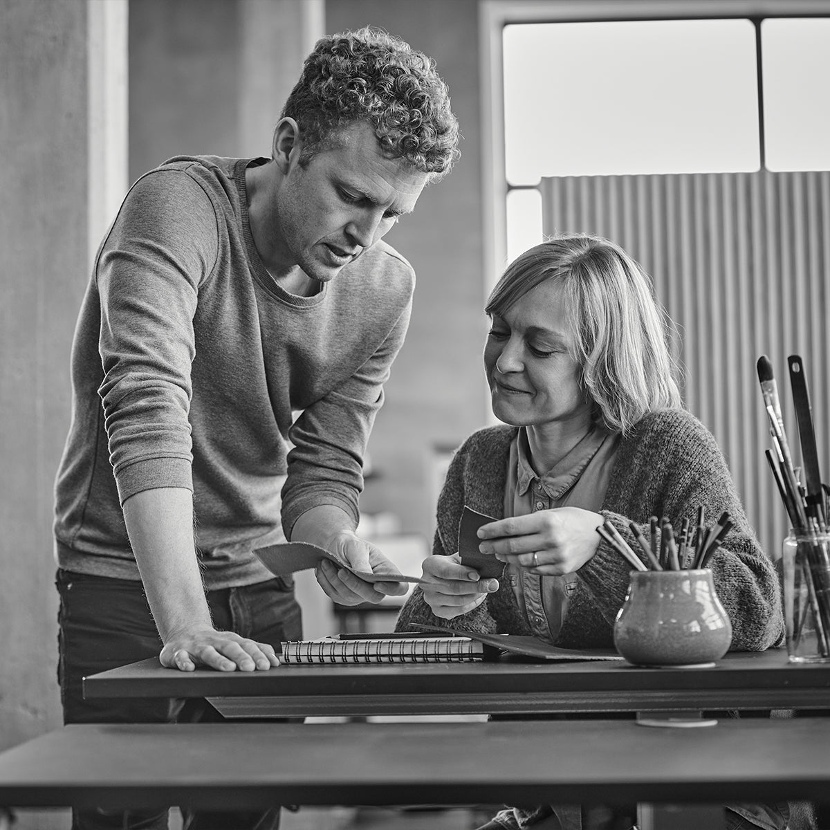 Frame Bar Stool - Wood - Bar stool in wood and powder-coated steel