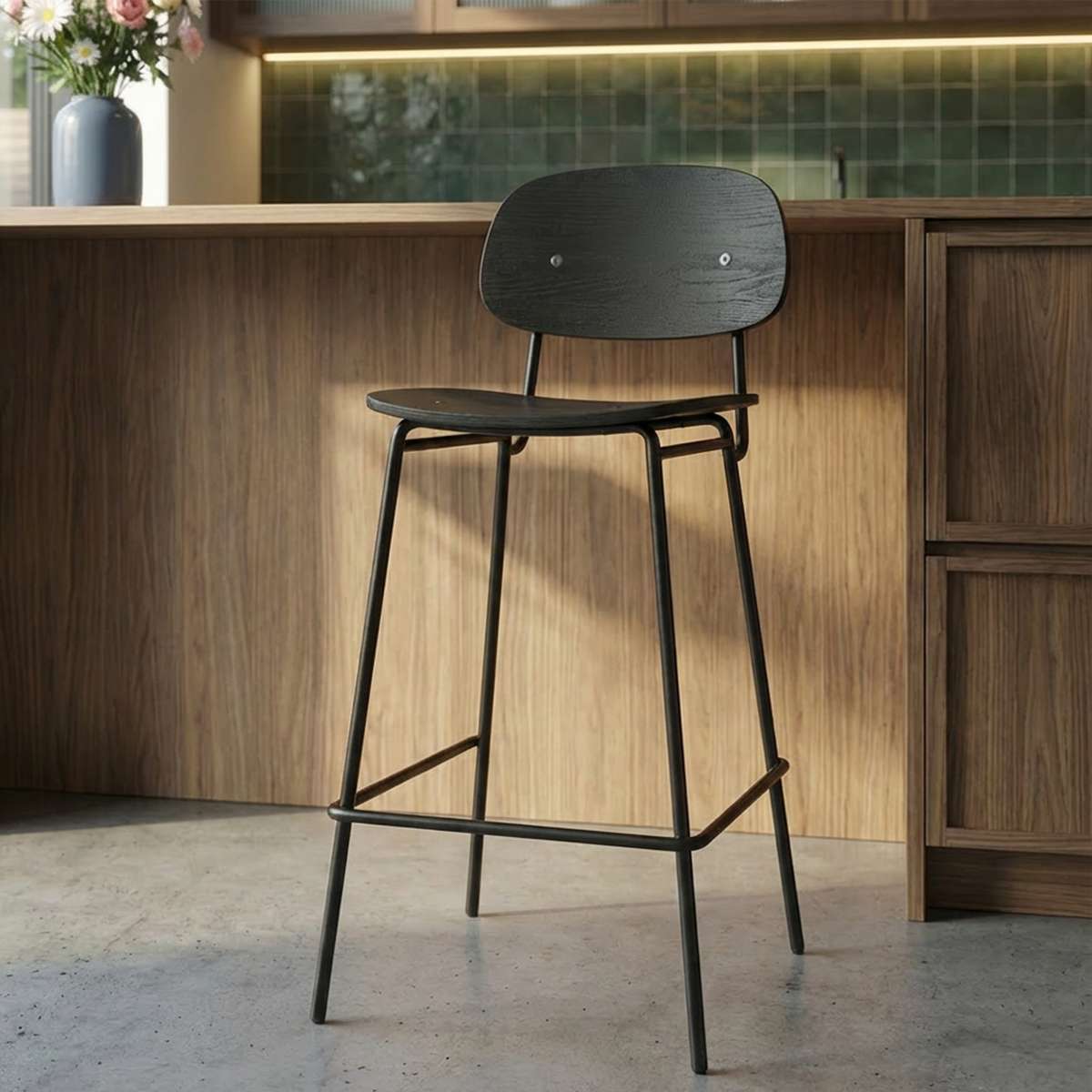 Low bar stool with backrest featuring natural oak veneer seat and black powder-coated steel frame.