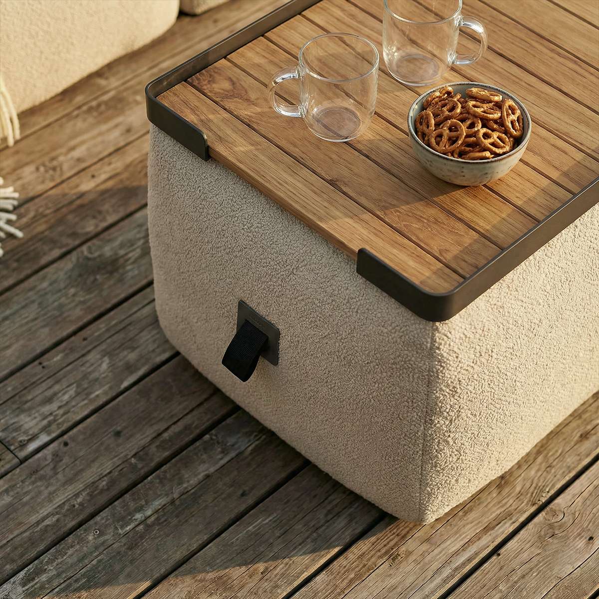Square outdoor tray made of teak wood with black powder-coated aluminum frame for Soft Sofa Outdoor Pouf