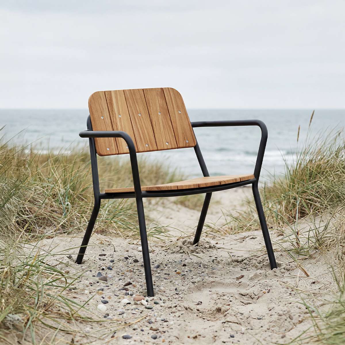 Kirra Patio Lounge Chair in noir with powder-coated aluminum and teak wood, reclined outdoor seating.