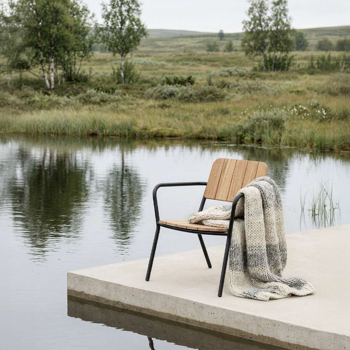 Kirra Patio Lounge Chair in powder-coated aluminum and FSC-certified teak wood in Noir color with reclined design.