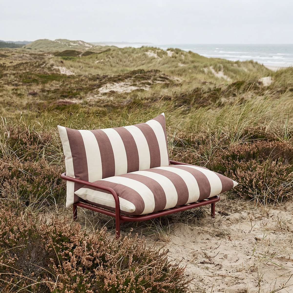 Mollis Lounge Chair in Renesse Chestnut with powder-coated aluminum frame and eco-certified textile outdoors