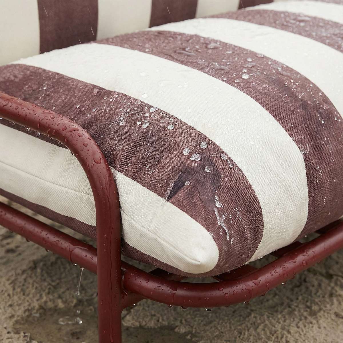 Mollis Lounge Chair in Renesse Chestnut with powder-coated aluminum frame and eco-certified textile outdoors