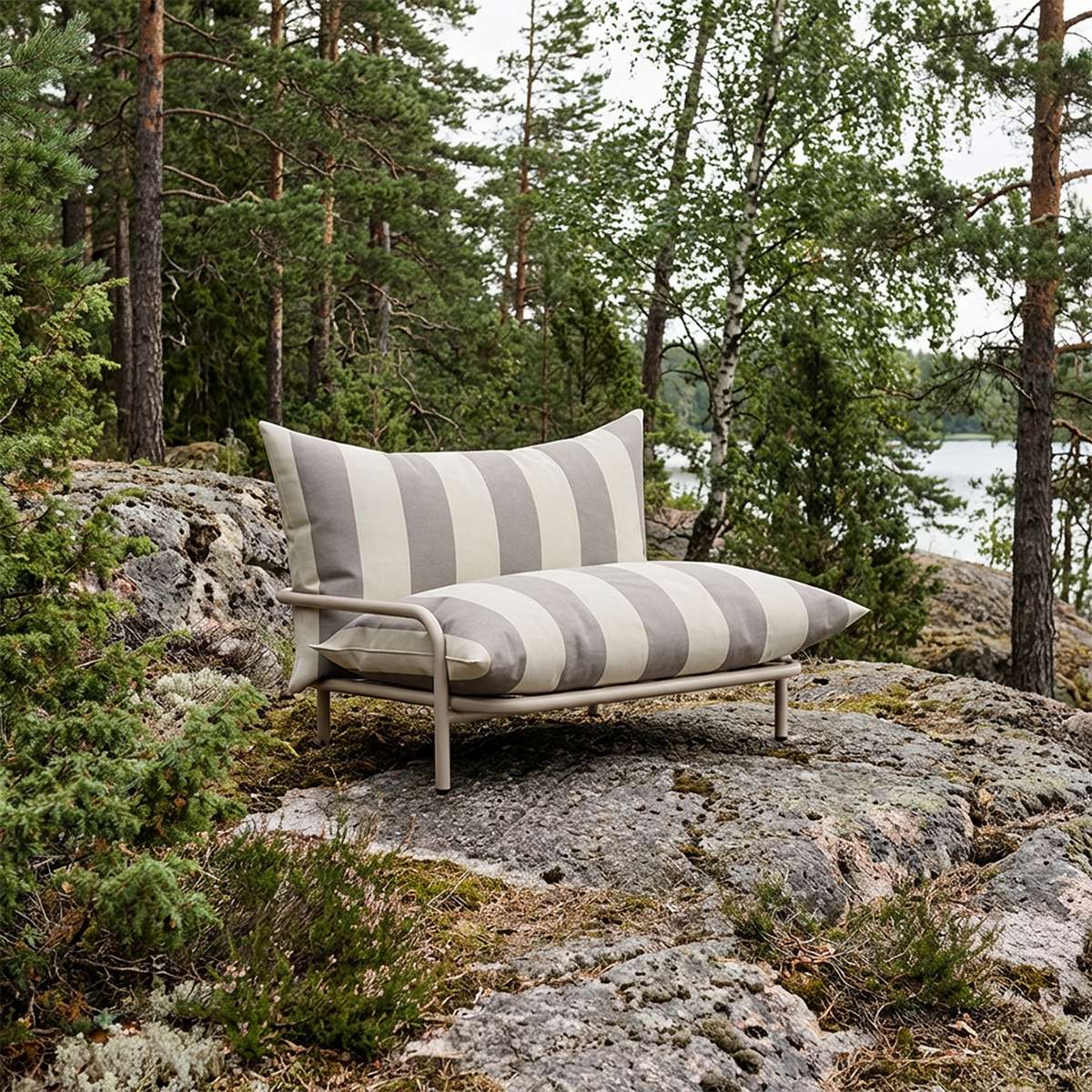 Mollis Lounge Chair in Renesse Taupe with powder-coated aluminum frame and eco-certified textile upholstery outdoors