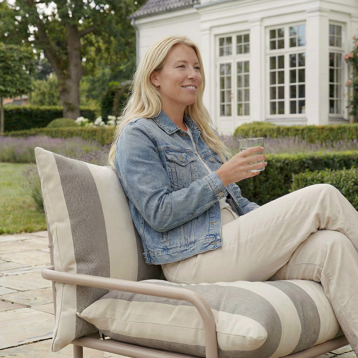 Mollis Lounge Chair - Outdoor lounge chair in powder-coated aluminium and olefin