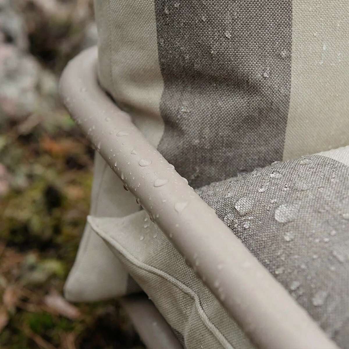 Mollis Lounge Chair in Renesse Taupe with powder-coated aluminum frame and eco-certified textile outdoors