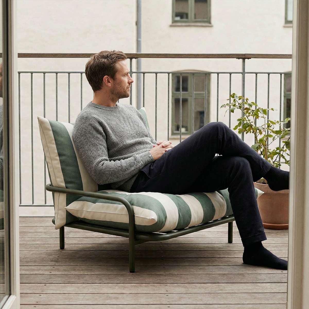 Mollis Lounge Chair in Renesse Olive with powder-coated aluminum frame and eco-certified textile outdoors