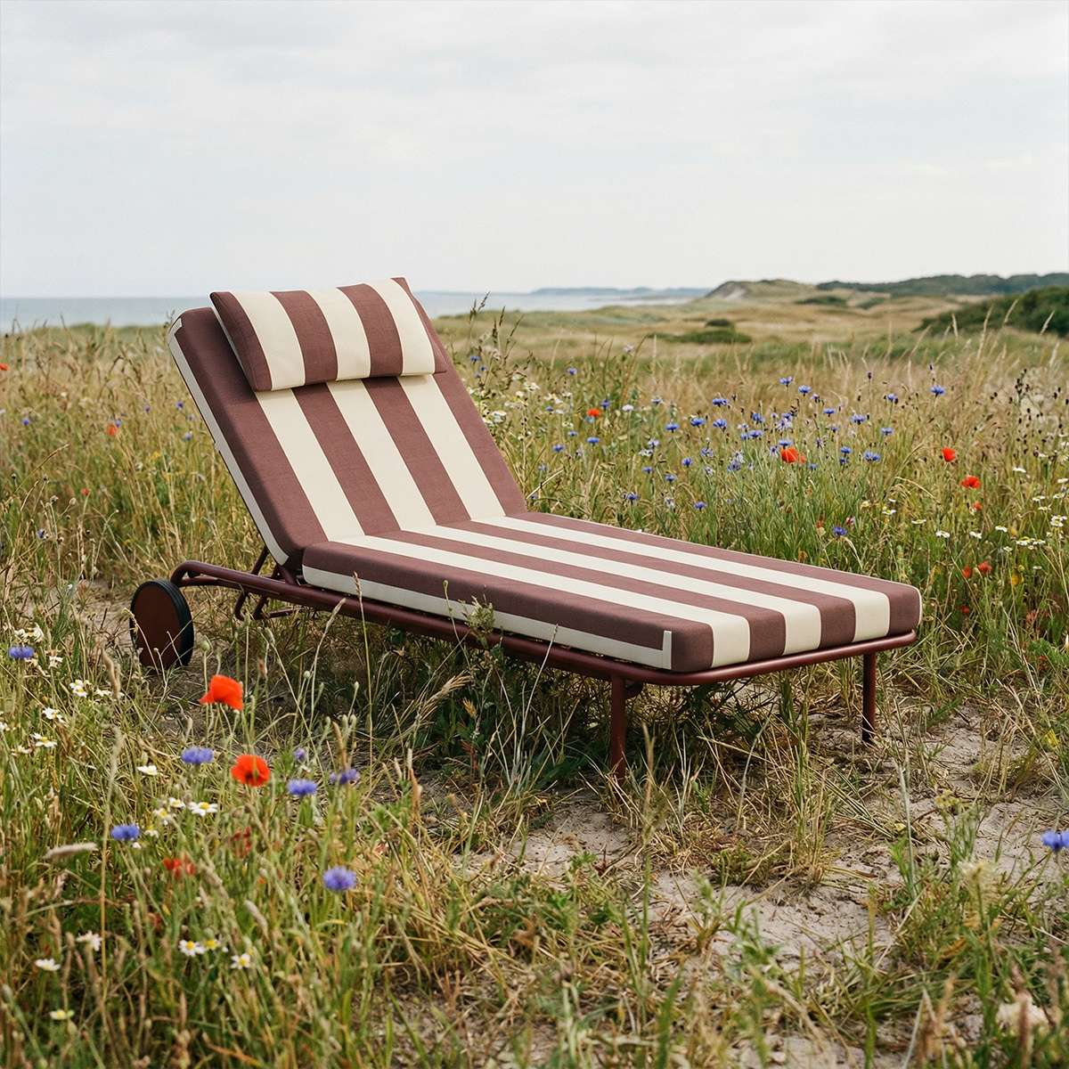 Mollis Sunbed in Renesse Chestnut with adjustable backrest and powder-coated aluminum frame outdoors