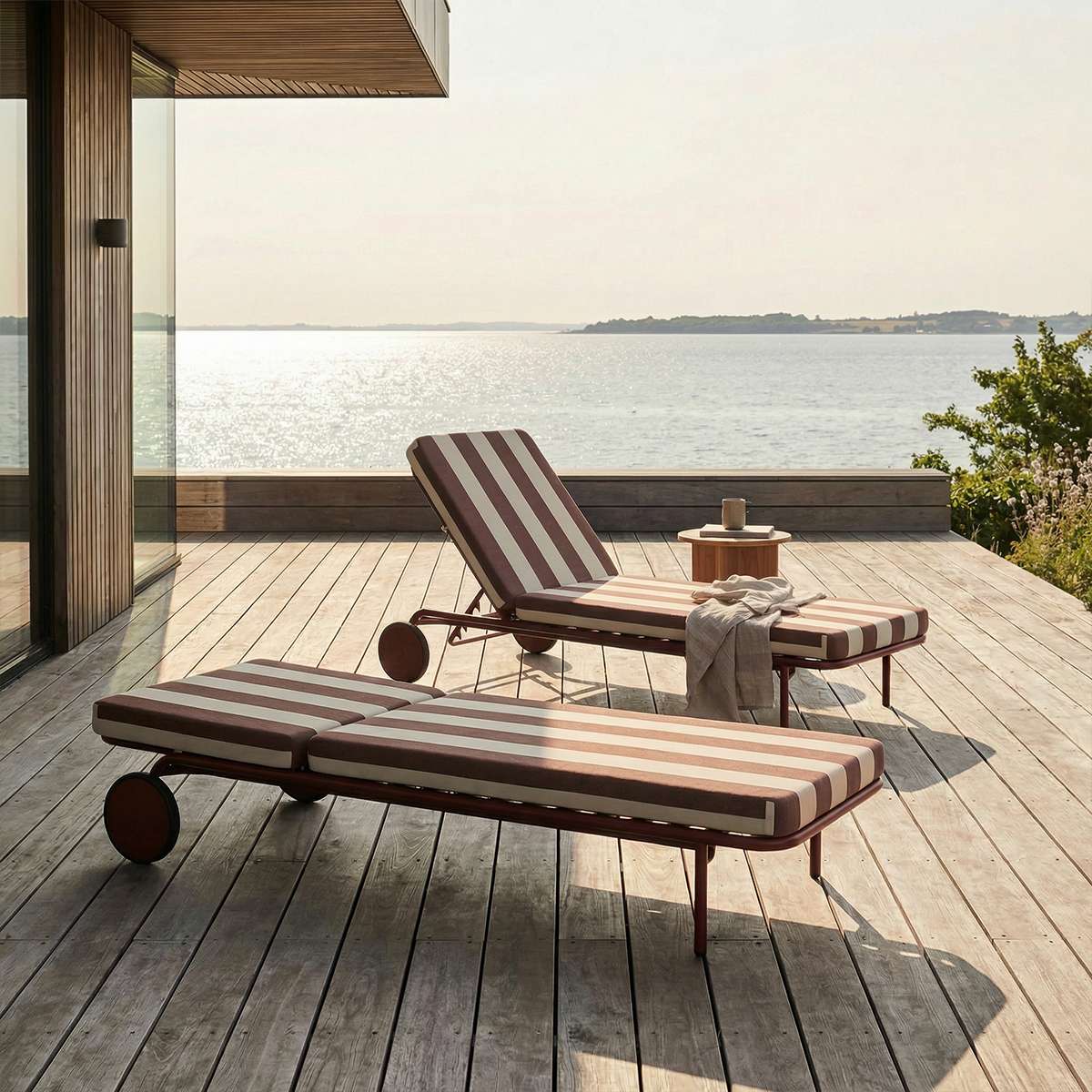 Mollis Sunbed in Renesse Chestnut with adjustable backrest and powder-coated aluminum frame outdoors