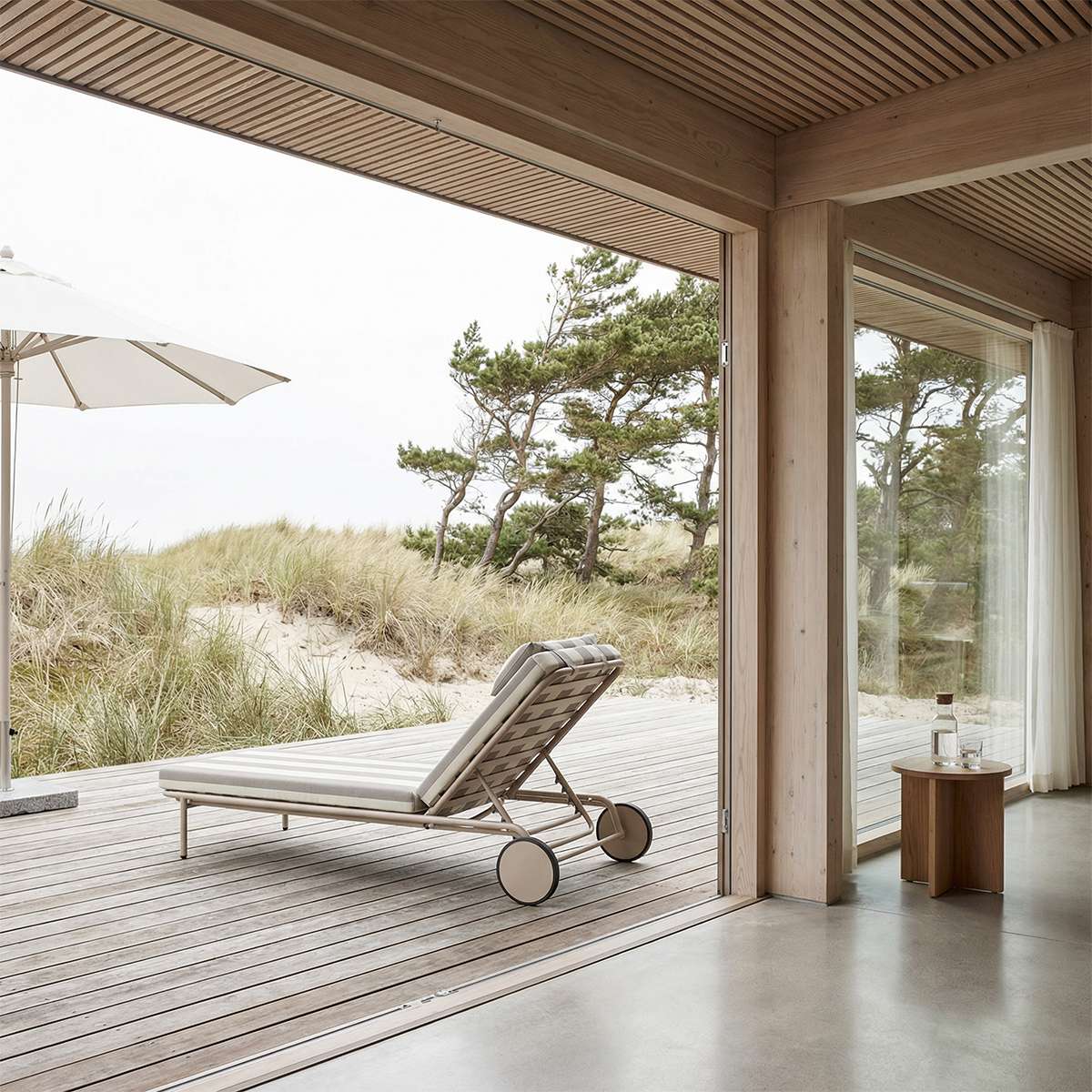 Mollis Sunbed in Renesse Taupe with adjustable backrest and powder-coated aluminum frame outdoors
