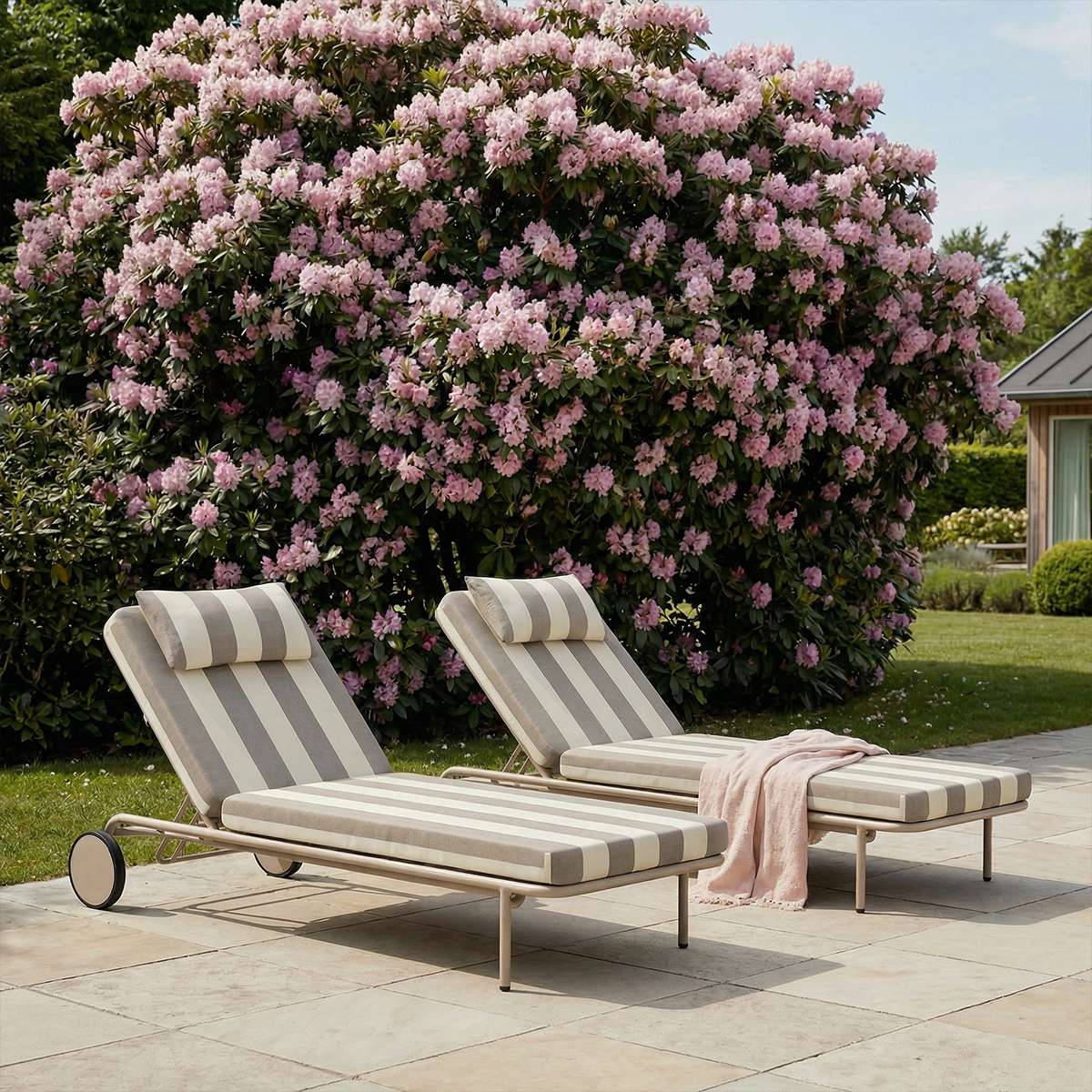 Mollis Sunbed in Renesse Taupe with adjustable backrest and powder-coated aluminum frame outdoors