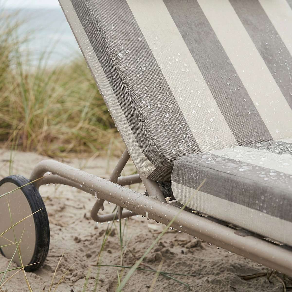 Mollis Sunbed in Renesse Taupe with adjustable backrest and powder-coated aluminum frame outdoors