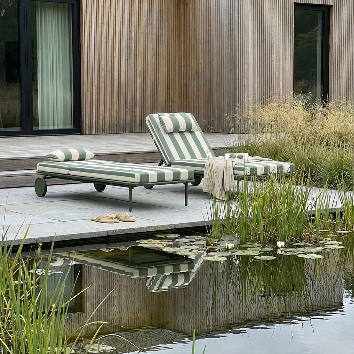 Mollis Sunbed outdoor lounger in Renesse Olive with adjustable backrest and powder-coated aluminum frame