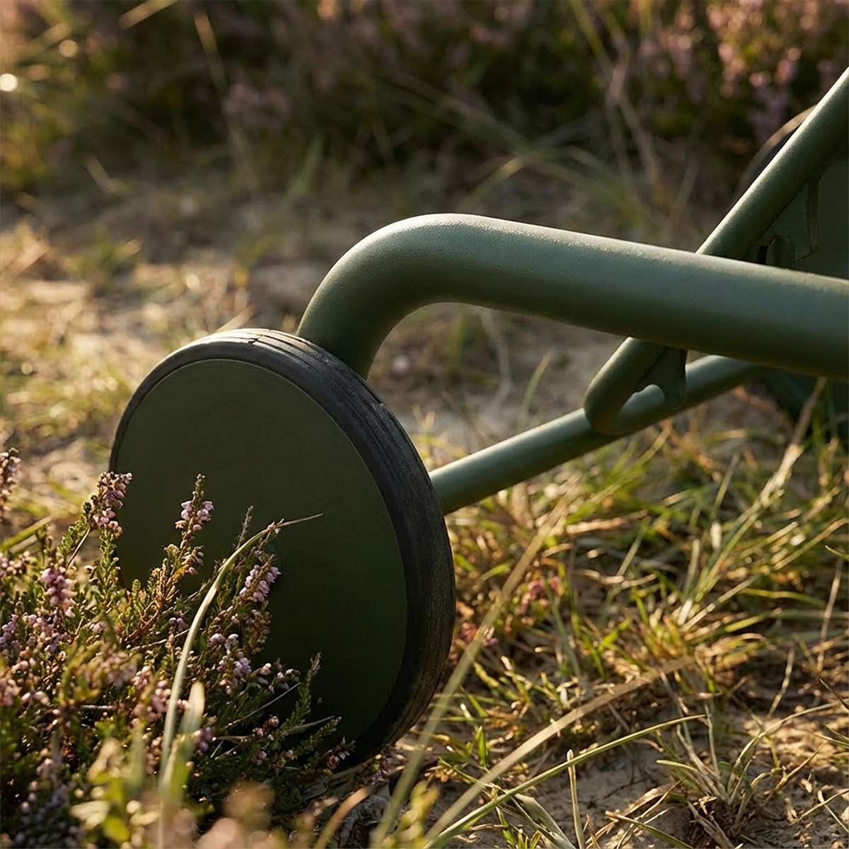 Mollis Sunbed in Renesse Olive with adjustable backrest and powder-coated aluminum frame outdoors.