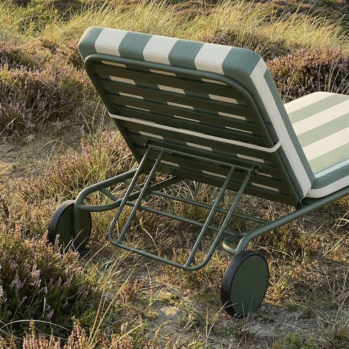 Mollis Sunbed in Renesse Olive with adjustable backrest and powder-coated aluminum frame outdoors