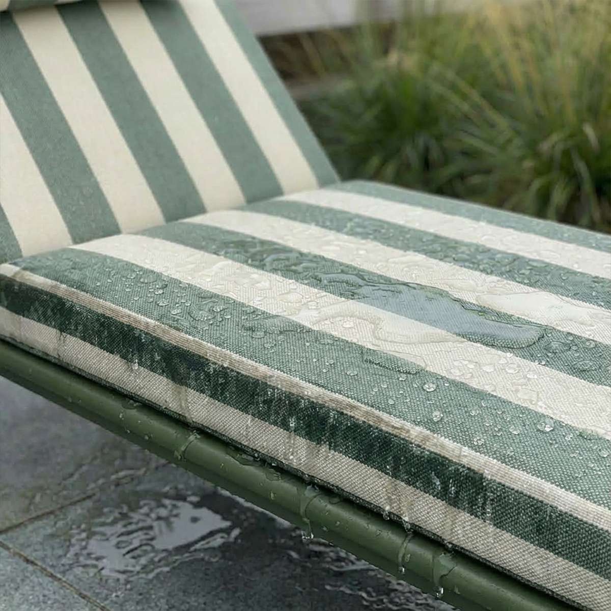 Mollis Sunbed in Renesse Olive with adjustable backrest and powder-coated aluminum frame outdoors