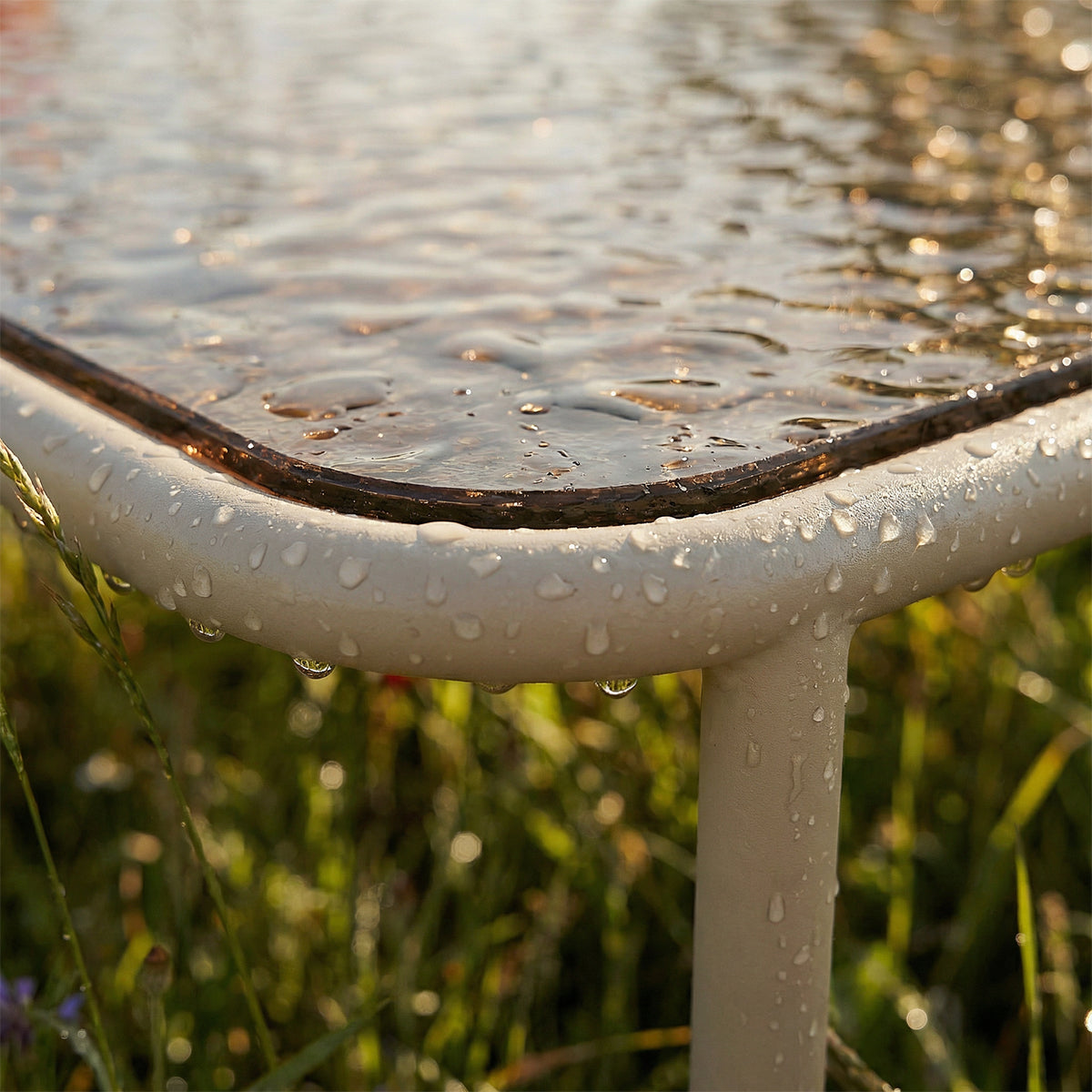 Mollis Coffee Table - Outdoor coffee table from SACKit in powder-coated aluminium and tempered glass.