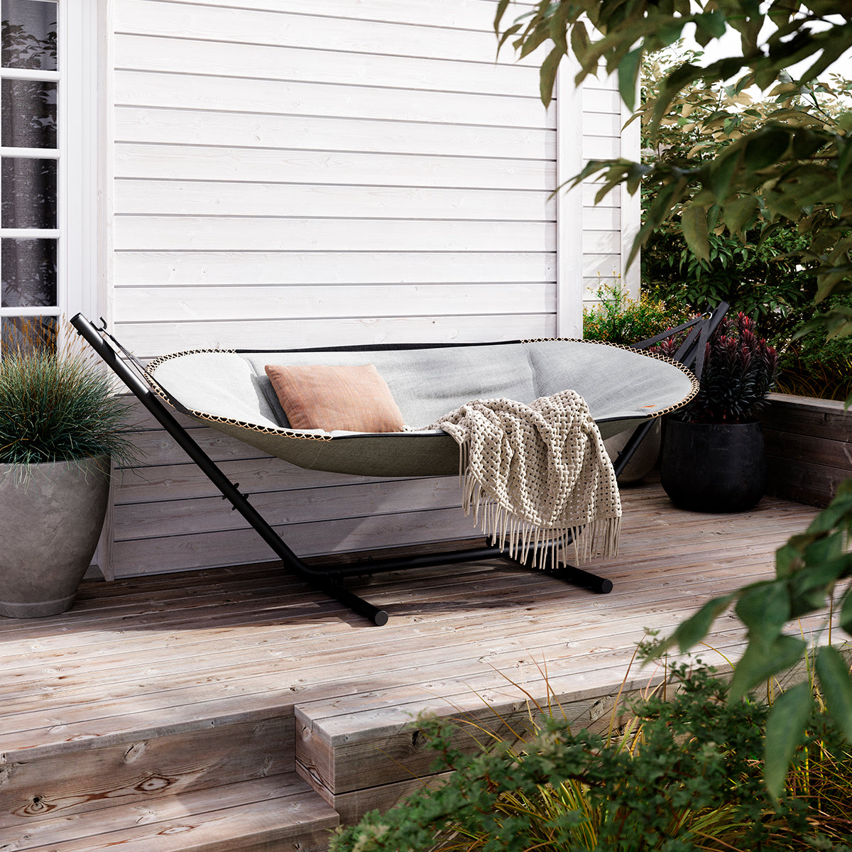 Hammock with shade outlet cover